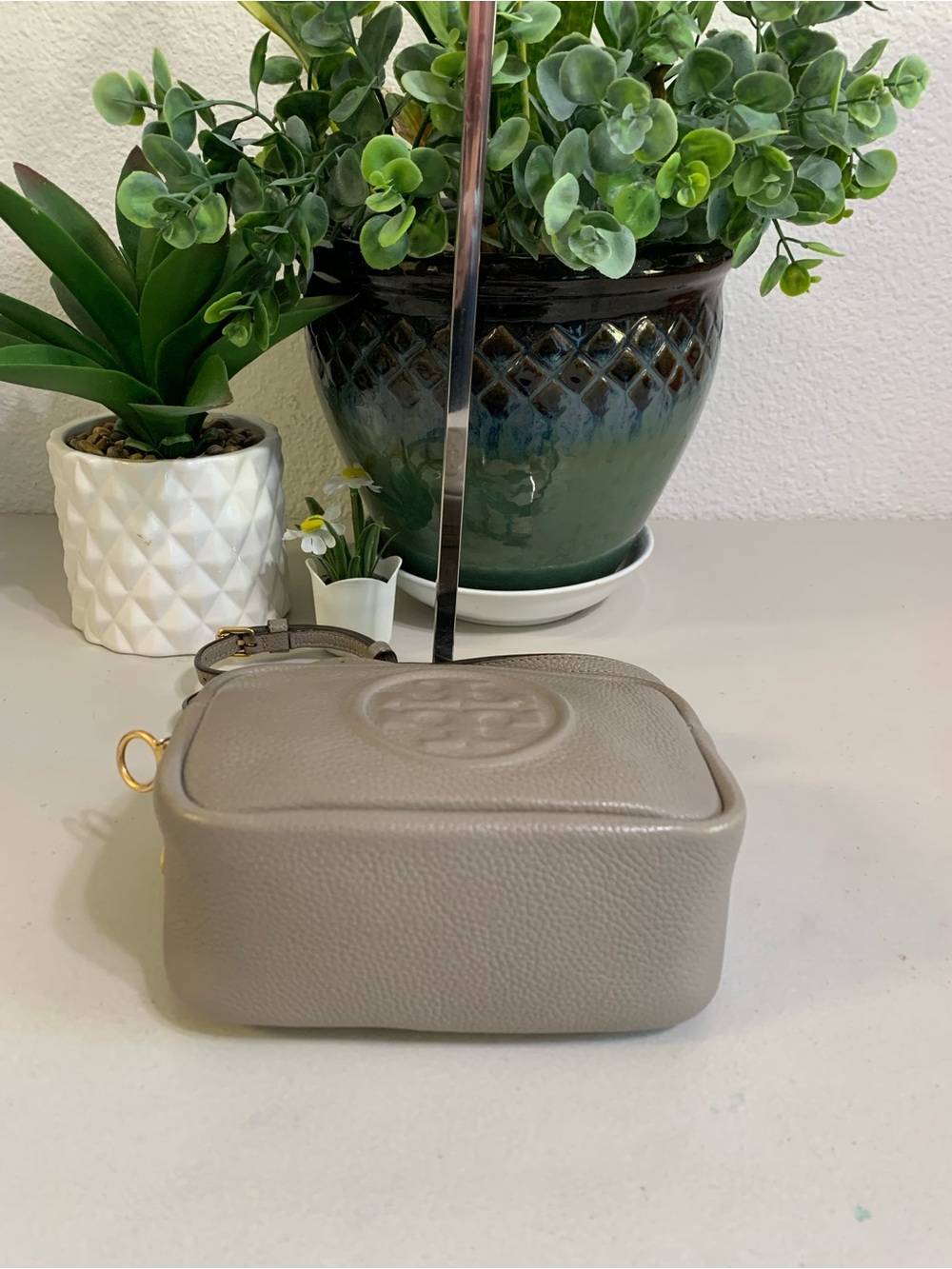 👜💕Tory Burch Robinson Pebbled Leather Crossbody Bag in Taupe - Picture 7 of 10